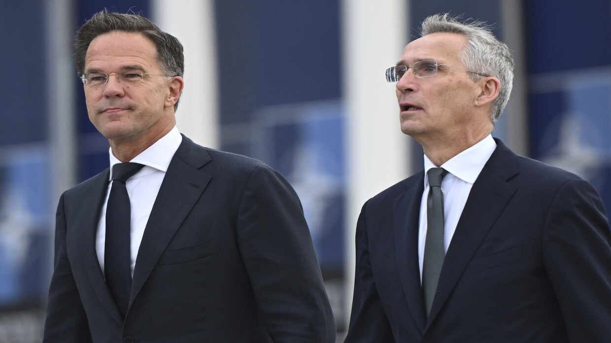 سكرتير "الناتو" يسلم مهامه لخلفه رئيس الوزراء الهولندي السابق الأمين العام لحلف شمال الأطلسي ينس ستولتنبرغ، على اليمين، والأمين العام القادم لحلف شمال الأطلسي مارك روته يصلان إلى حفل انتقالي في مقر حلف شمال الأطلسي في بروكسل، الثلاثاء 1 أكتوبر 2024. (AP Photo/Harry Nakos) / AP