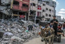 مواطنون فلسطينيون يخرجون من منازلهم تحت وطأة القصف الإسرائيلي الشديد / Gettyimages.ru