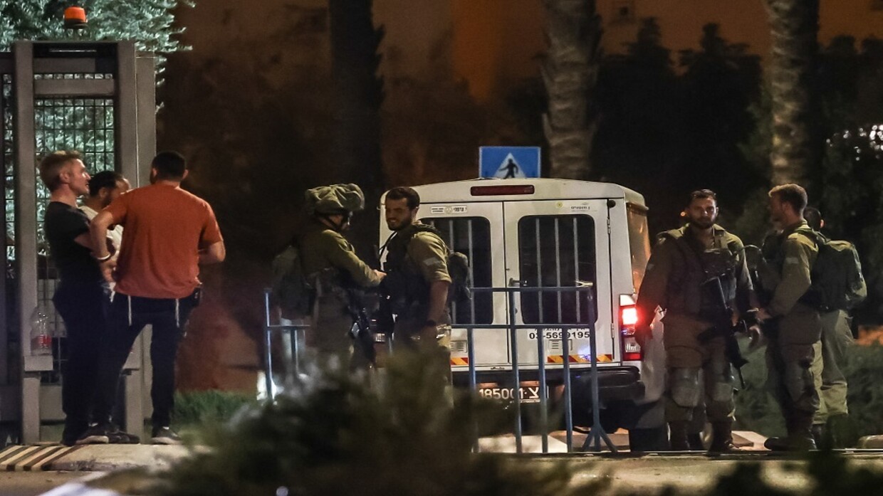 جنود من الجيش الإسرائيلي بعد عملية مسيّرة حزب الله في بنيامينا جنوبي حيفا / Globallookpress