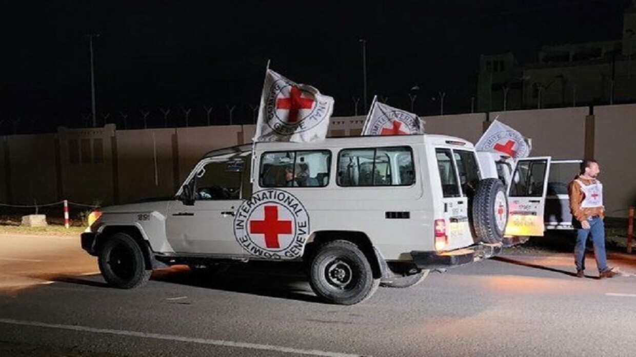 لجان الصليب الأحمر الدولي خلال تنفيذ تبادل للأسرى بين إسرائيل و"حماس" - صورة أرشيفية