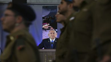 رئيس الوزراء الإسرائيلي بنيامين نتنياهو يتحدث خلال احتفال بذكرى هجوم 7 أكتوبر 2023. / AP