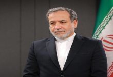 أول رد من عراقجي بعد تبني ترامب سياسة "الضغط الأقصى" على إيران قال وزير الخارجية الإيراني عباس عراقجي إن سياسة الضغوط القصوى التي أقرها الرئيس الأمريكي دونالد ترامب تجاه إيران، هي تجربة فاشلة. أول رد من عراقجي بعد تبني ترامب سياسة "الضغط الأقصى" على إيران RT وأضاف أنه إذا كان الموضوع الرئيسي هو أن لا تذهب إيران باتجاه السلاح النووي، فذلك أمر قابل للتحقيق وليس صعبا، في رد على توقيع دونالد ترامب على مذكرة حول استعادة سياسة "الضغط الأقصى" تجاه إيران، والتي تنص على استعادة جميع العقوبات على إيران التي كانت قبل عقد الاتفاق حول برنامجها النووي في عام 2015، وعلى اتخاذ إجراء لتقليص الواردات الإيرانية من تصدير النفط إلى الصفر. RT