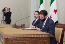 الرئيس السوري أحمد الشرع يوقع على الإعلان الدستوري / الرئاسة السورية / RT