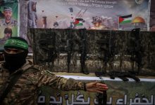 أسلحة تابعة للجيش الإسرائيلي معروضة بينما سلمت كتائب القسام، الجناح العسكري لحركة حماس، يوم السبت رهينتين إسرائيليتين للجنة الدولية للصليب الأحمر كجزء من عملية التبادل السابعة بموجب اتفاق وقف إطلاق النار، جنوب غزة، في 22 فبراير 2025. / Gettyimages.ru