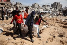 فلسطينيون يستخرجون جثامين القتلى الذين سقطوا في الحرب على قطاع غزة / Gettyimages.ru