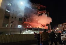 تصاعد الدخان من قسم الطوارئ في مستشفى ناصر نتيجة الهجوم الإسرائيلي في خان يونس بغزة / Gettyimages.ru