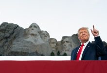 الرئيس الأمريكي دونالد ترامب على خلفية النصب التذكاري في جبل راشمور / White House / Globallookpress