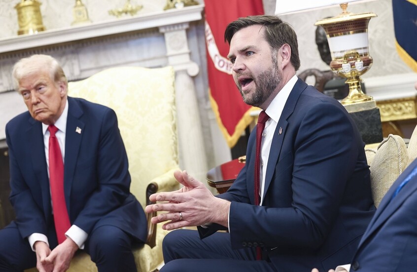 نائب الرئيس الأمريكي جي دي فانس والرئيس الأمريكي دونالد ترامب (صورة أرشيفية) / IMAGOJim LoScalzo Pool via CN / Globallookpress