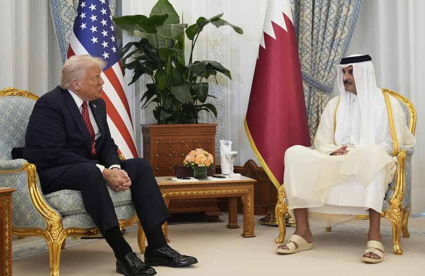أمير قطر الشيخ تميم بن حمد آل ثاني (يمين) والرئيس الأمريكي دونالد ترامب (يسار)، الدوحة، قطر، 14 مايو 2025. / AP