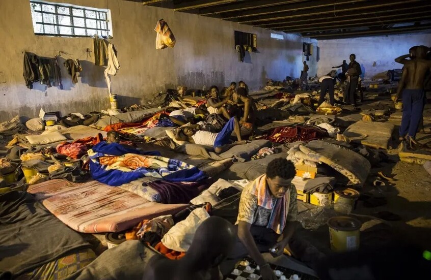 رجال في مركز احتجاز في طرابلس، ليبيا، 8 يونيو 2017. © 2017 فلوريان جارتنر / فوتوتيك عبر Getty Images