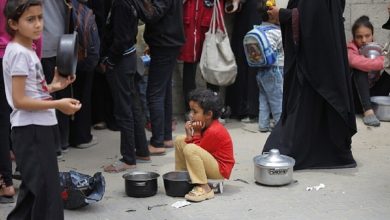 فلسطينيون يصطفون للحصول على الطعام وسط استمرار الضربات الإسرائيلية - قطاع غزة / Gettyimages.ru