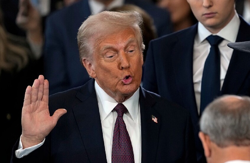 ترامب يؤدي اليمين الدستورية في مراسم تنصيب الرئيس الـ47 للولايات المتحدة / Gettyimages.ru