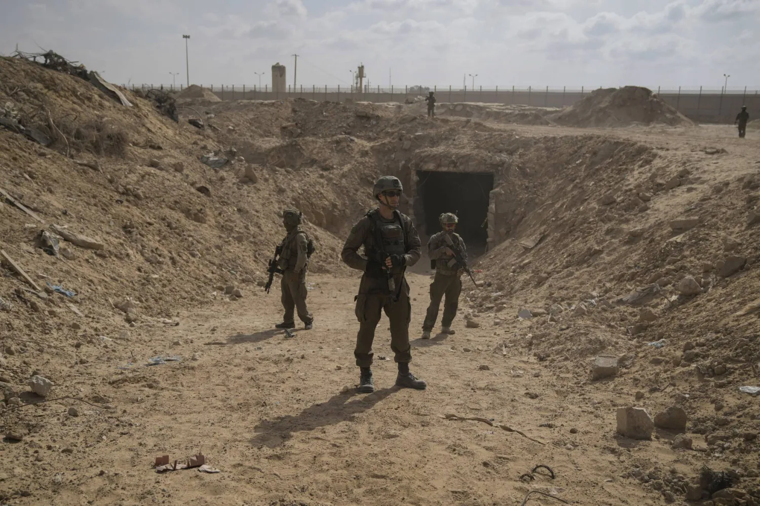 جنود إسرائيليون يتخذون مواقعهم بجوار مدخل نفق يستخدمه مسلحو «حماس» في جنوب قطاع غزة (أ.ب)