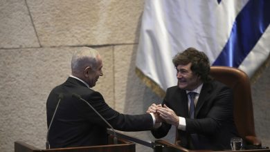 رئيس الوزراء الإسرائيلي بنيامين نتنياهو، على اليسار، يستقبل الرئيس الأرجنتيني خافيير ميلي في الكنيست، البرلمان الإسرائيلي، في القدس، الأربعاء 11 يونيو 2025. / AP