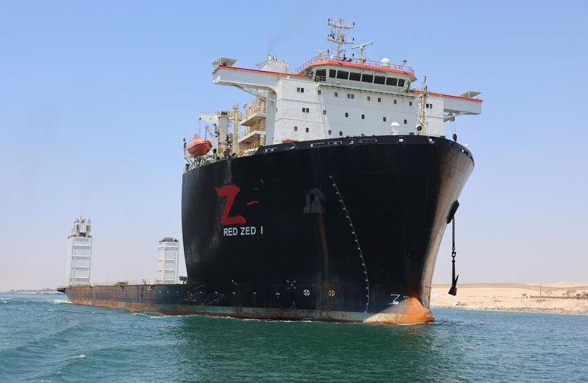 سفينة الغطس RED ZED 1 خلال عبورها بالمجرى الملاحي لقناة السويس