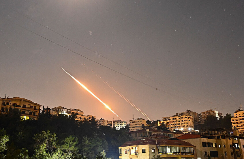 الصواريخ الإيرانية تواجه الصواريخ الاعتراضية الإسرائيلية فوق بيروت، 16 يونيو 2025. / Gettyimages.ru