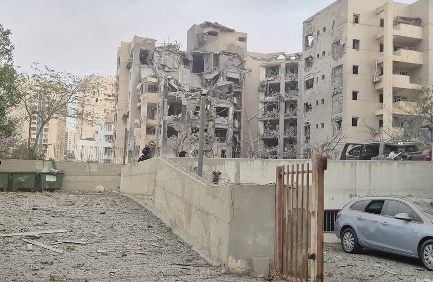 دمار في بئر السبع جراء سقوط صاروخ إيراني على مبنى- 24 يونيو 2025.
