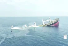 صورة وزَّعها الحوثيون تُظهر لحظة غرق السفينة «إيترنيتي سي» في البحر الأحمر يوم 9 يوليو الحالي (رويترز)