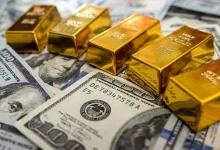 سبائك ذهبية فوق الدولار الأميركي - (آيستوك)