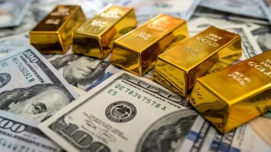 سبائك ذهبية فوق الدولار الأميركي - (آيستوك)