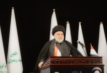 في النجف، العراق، في الأول من مايو 2025، ألقى زعيم التيار الوطني الشيعي في العراق مقتدى الصدر، كلمة أمام حشدٍ من أنصاره في مدينة النجف الأشرف، مُحييًا ذكرى "استشهاد" والده، آية الله العظمى محمد محمد صادق الصدر، وإخوته. / Gettyimages.ru