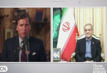 لقطة من لقاء مباشر للرئيس يزشكيان مع الصحفي الأمريكي كارلسون / مواقع التواصل الاجتماعي