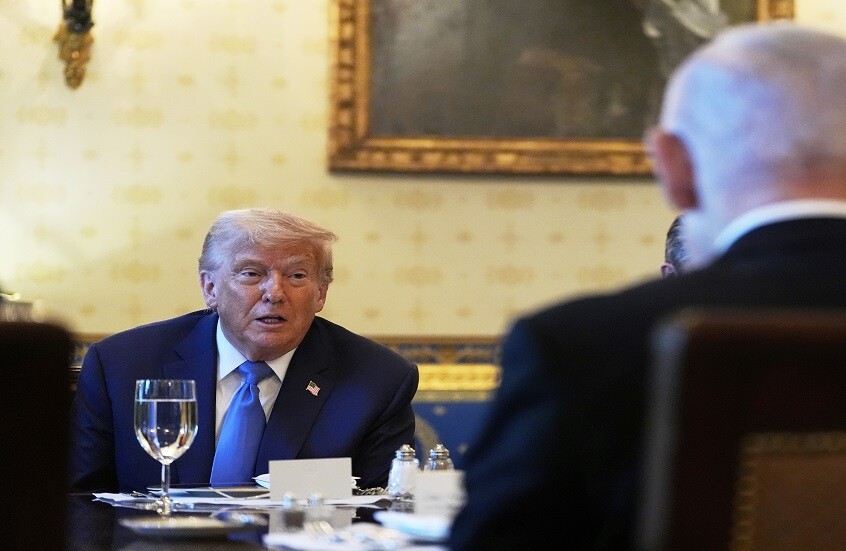 ترامب يتحدث خلال اجتماع مع نتنياهو / AP