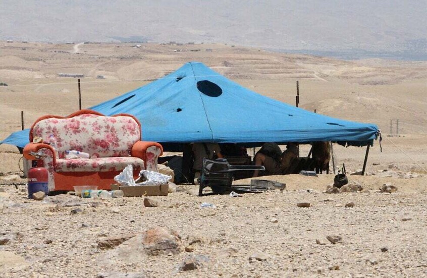مخيم أقامه مستوطنون متطرفون على بعد نحو 50 متراً من قرية المعرجات البدوية الفلسطينية في جنوب غور الأردن بالضفة الغربية. / "تايمز أوف إسرائيل"