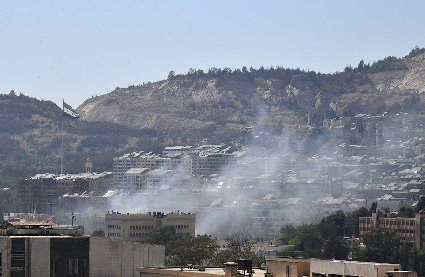 تصاعد الدخان جراء غارة إسرائيلية على موقع في وسط العاصمة السورية دمشق - 16 يوليو 2025. / Globallookpress