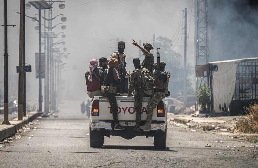 مقاتلون من عشائر البدو يستقلون مركبة خلال الهجوم على السويداء جنوب غرب سوريا - 19 يوليو 2025. / Globallookpress