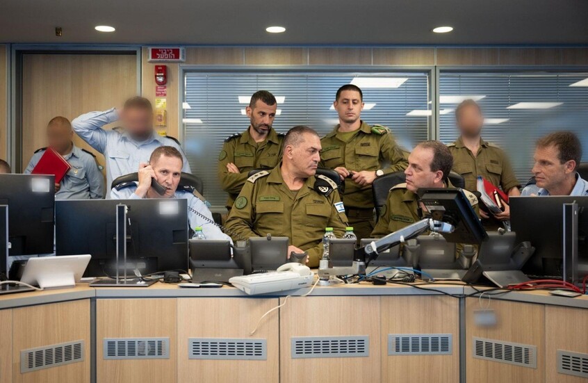 رئيس أركان الجيش الإسرائيلي إيال زامير (وسط) وهو يشرف على هجوم ضد إيران من غرفة عمليات سلاح الجو الإسرائيلي في 13 يونيو الماضي. / Globallookpress