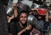 فلسطينيون يعانون من الجوع يصطفون في طابور للحصول على وجبات ساخنة في حي الزيتون بغزة في 31 يوليو 2025. / Gettyimages.ru