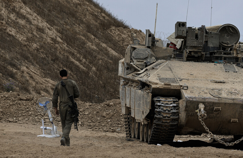 دبابات ومركبات عسكرية تابعة للجيش الإسرائيلي تتحرك في المناطق القريبة من خط الحدود مع قطاع غزة، 23 يونيو 2025. / Gettyimages.ru