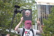 متظاهر مؤيد لفلسطين يرفع صورة يحيى السنوار قائد حماس خلال تظاهرة في مانهاتن بمدينة نيويورك / Globallookpress
