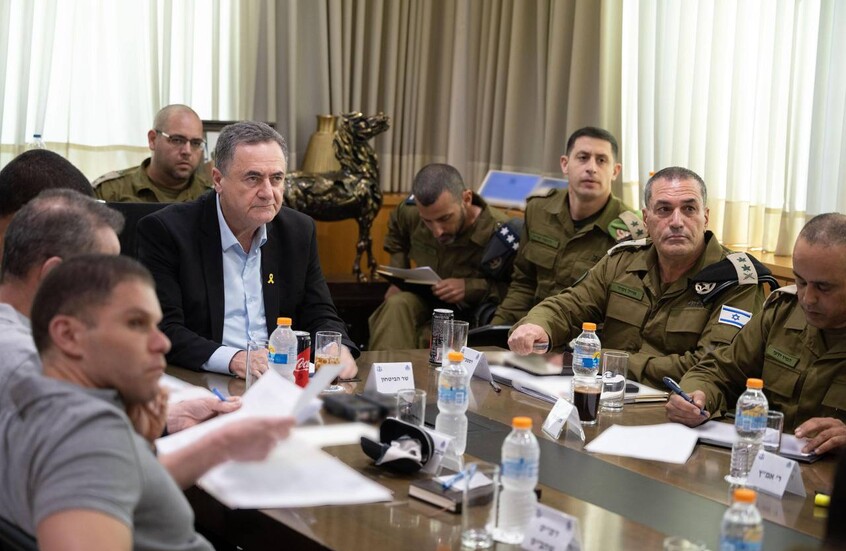 كاتس خلال اجتماعه مع زامير وقيادات في الجيش