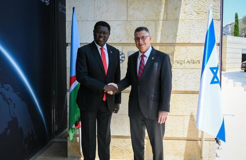 وزير الخارجية الإسرائيلي جدعون ساعر، ووزير خارجية جنوب السودان، موندي سيمايا كومبا.