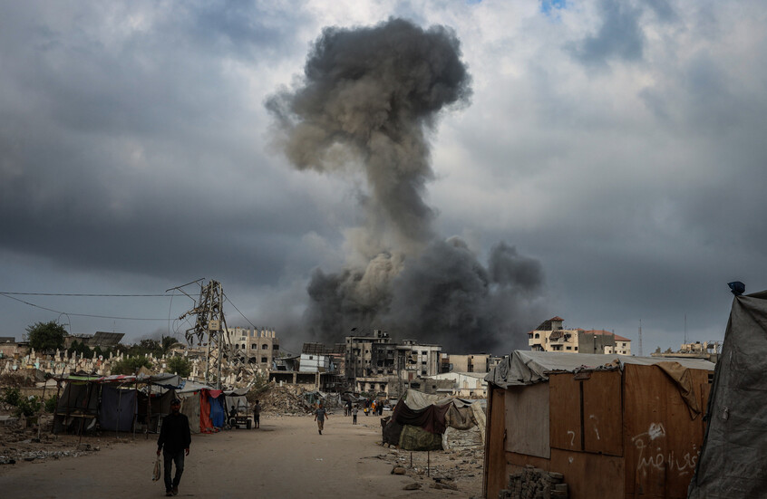 تصاعد الدخان فوق المناطق السكنية بعد هجمات الجيش الإسرائيلي على حي الزيتون جنوب مدينة غزة، غزة، في 27 أغسطس 2025. / Gettyimages.ru