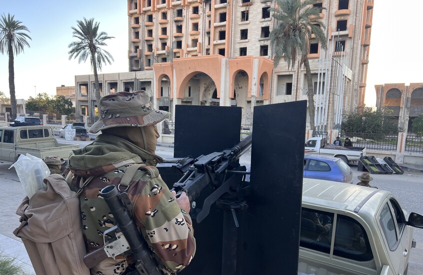 جندي ليبي يعتلي مركبة عسكرية ويمسك بسلاح رشاس في إحدى نقاط الحراسة بطرابلس العاصمة. / Globallookpress