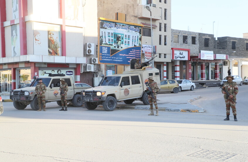 ليبيا، جنود يقفون في حراسة مدينة الزاوية. أعلنت المنطقة العسكرية للساحل الغربي التابعة لوزارة الدفاع الليبية، أنها أطلقت عملية عسكرية واسعة النطاق لمكافحة الجريمة في المنطقة -صورة أرشيفية / Gettyimages.ru