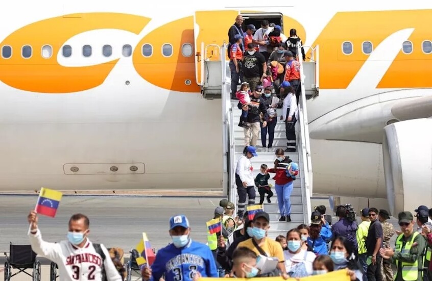 فنزويليون مُرحَّلون من الولايات المتحدة يصلون إلى مطار سيمون بوليفار الدولي في لا غوايرا، فنزويلا - صورة أرشيفية / Gettyimages.ru