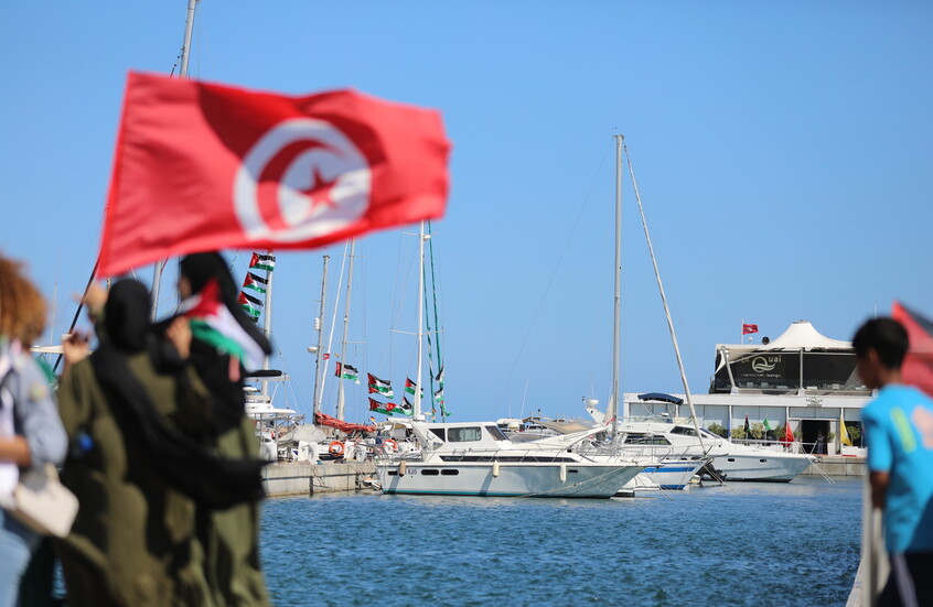 تونسيون في ميناء بنزرت للتعبير عن دعمهم لقافلة "الصمود العالمي" التي رست في شمال تونس / Gettyimages.ru