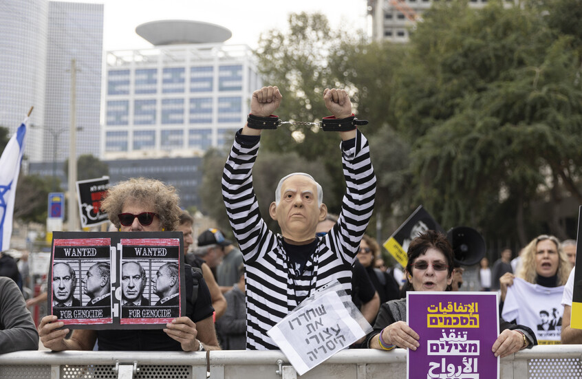 متظاهر يرتدي زي نتنياهو بزيّ سجين خلال مظاهرة ضد رئيس الوزراء الإسرائيلي خارج محكمة تل أبيب، بينما كان الأخير يدلي بشهادته في محاكمة فساد في 10 ديسمبر 2024 في تل أبيب. / Gettyimages.ru