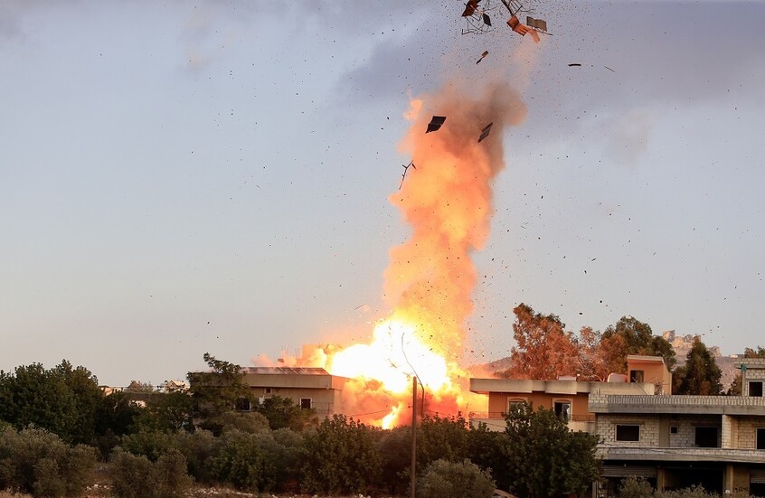 غارة إسرائيلية على بلدة كفرتبنيت في جنوب لبنان / Ali Hashisho / Globallookpress