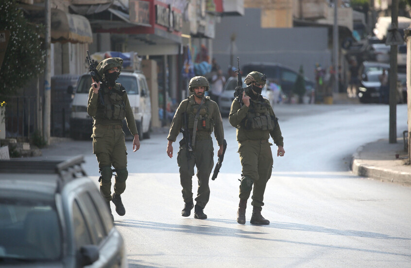 جنود إسرائيليون يجوبون الشوارع خلال اقتحام مدخل البلدة القديمة في نابلس بالضفة الغربية -صورة أرشيفية / Gettyimages.ru
