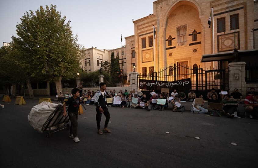 وقفة شبابية أمام مبنى مجلس الشعب السوري وسط العاصمة دمشق. / Gettyimages.ru