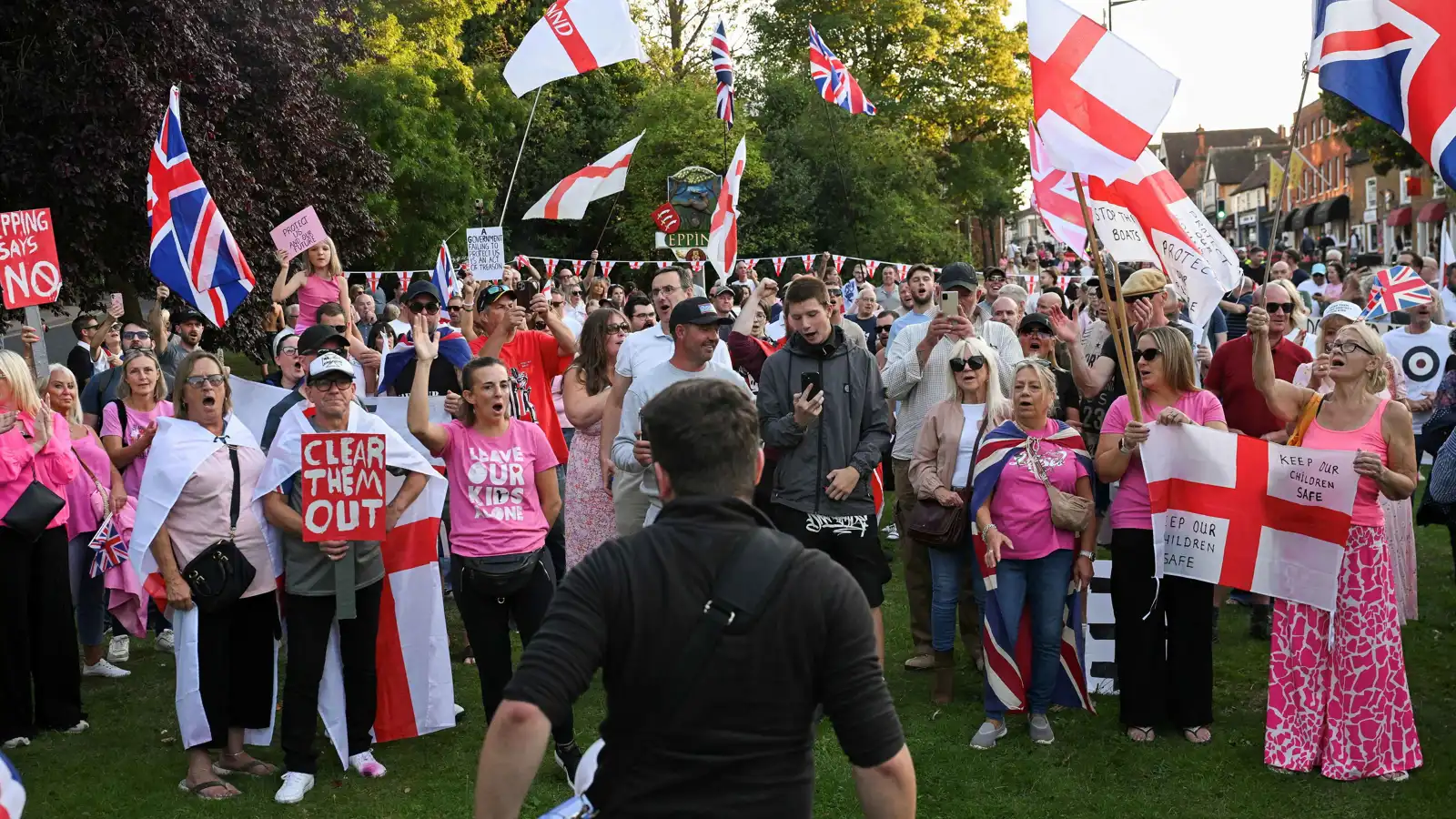 متظاهرون يشاركون في مظاهرة مناهضة للهجرة في إيبينغ المصدر: رويترز