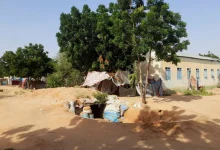 ملجأ يحمي فيه النازحون أنفسهم من القصف في الفاشر بالسودان (رويترز)