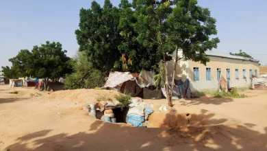 ملجأ يحمي فيه النازحون أنفسهم من القصف في الفاشر بالسودان (رويترز)