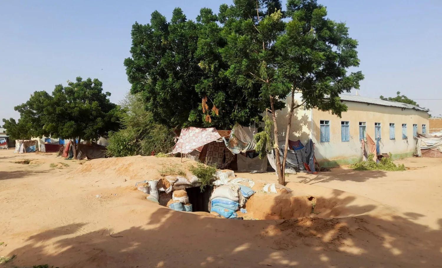 ملجأ يحمي فيه النازحون أنفسهم من القصف في الفاشر بالسودان (رويترز)