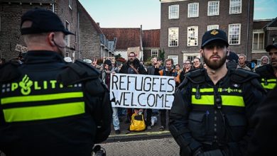 مظاهرة مضادة لإحدى المظاهرات المطالبة بترحيل اللاجئين في هولندا. / Gettyimages.ru